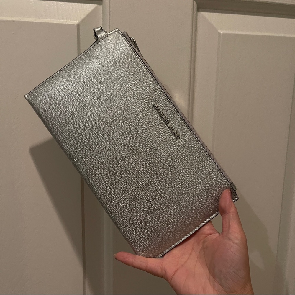 Michael Kors Jet Set Travel Lg Zip Clutch